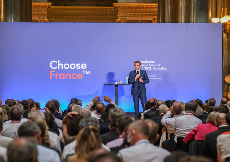 Businessman choosing which path he should. flat design vector 14075416 ...